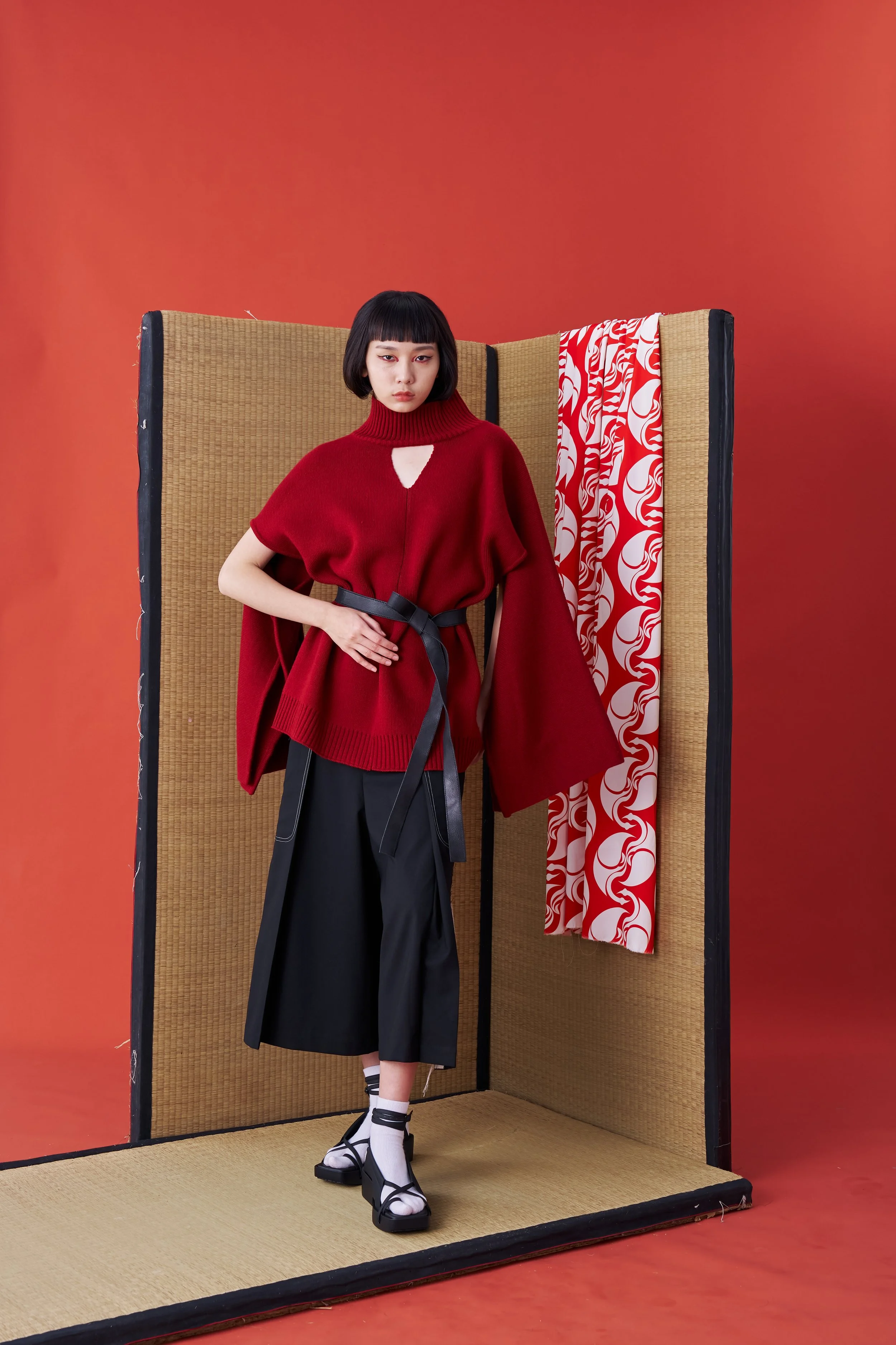 エルンスト【Le Kimono】 Deconstructed Kimono Sleeve Tie Sweater (Red) — INF
